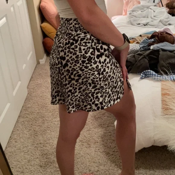 Cheetah print mini skirt - Picture 3 of 4